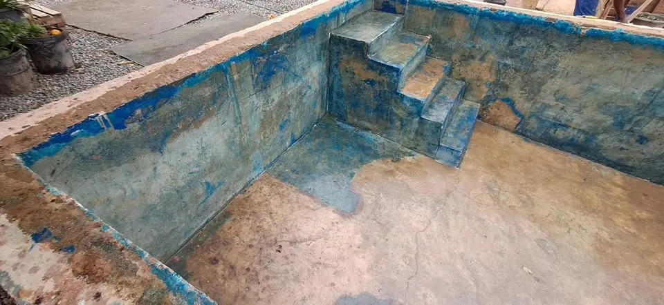 Small pool reline: Steps prepared